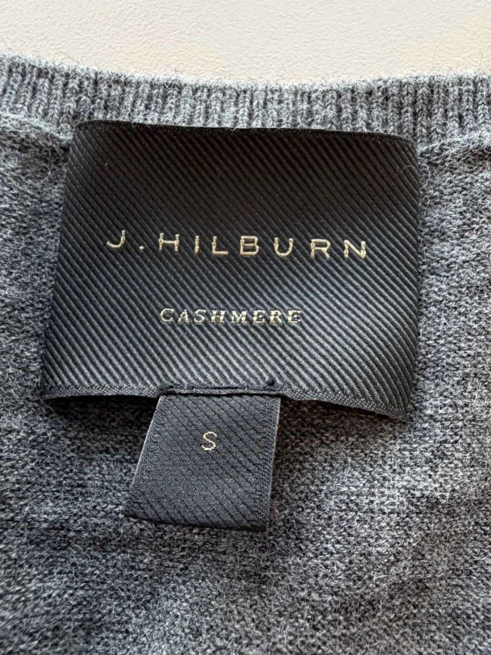 J Hilburn 100% Cashmere Sweater Mens S Gray V Neck Quiet Luxury Lightweight